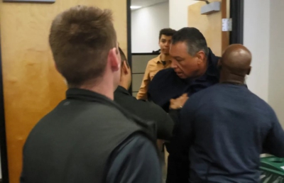 El senador Alex Padilla fue sacado a empujones de conferencia de prensa.