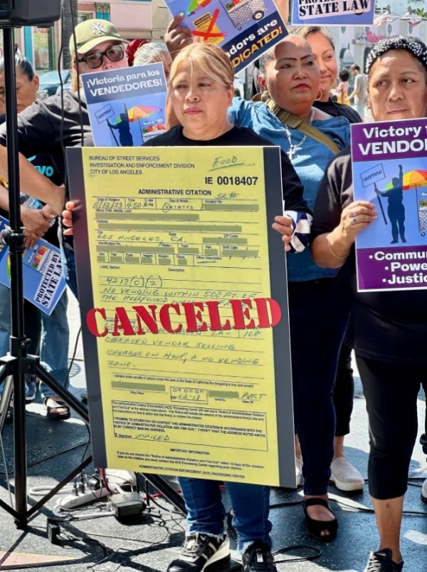 Vendedores ambulantes se manifestan en Hollywood para celebrar que ya no hay zonas restrictivas para que puedan vender sus productos.