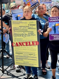 Vendedores ambulantes se manifestan en Hollywood para celebrar que ya no hay zonas restrictivas para que puedan vender sus productos.