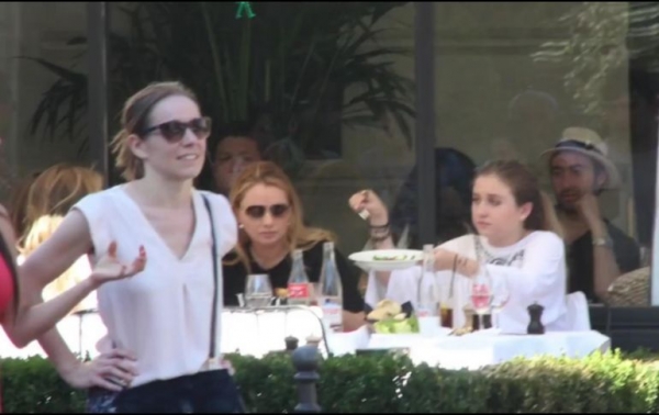Captan a Angélica Rivera de vacaciones en París con sus hijas