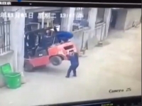 Mujer muere aplastada por montacargas al tratar de balancearlo