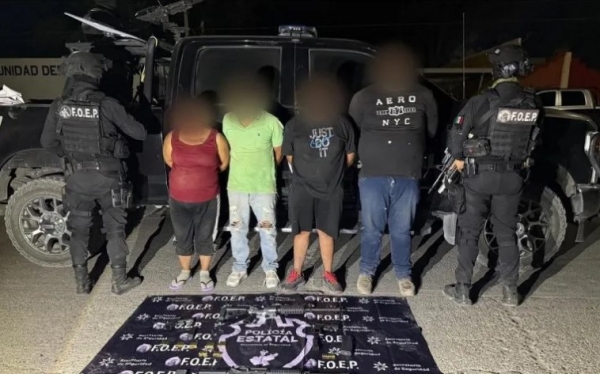 Las autoridades localizaron una camioneta tipo pick up con varias personas a bordo con un rifle de asalto. 