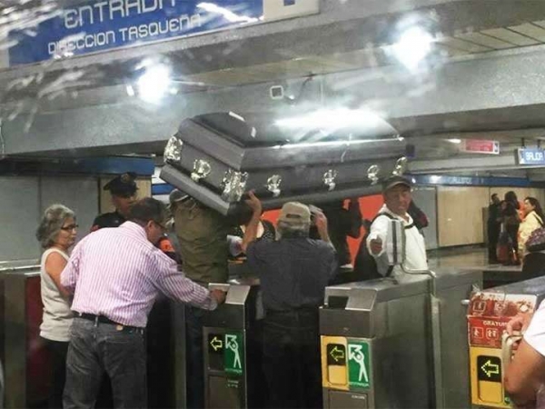Introducen ataúd al Metro y violan el reglamento