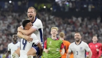 El jugador de Inglaterra Harry Kane celebra en brazos de su compañero Ollie Watkins al final del partido de semifinales entre Países Bajos.
