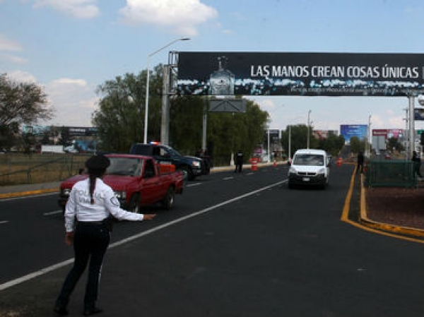 La PF mantiene la vigilancia en el aeropuerto y verifica que quienes ingresan a la terminal aérea tengan pase de abordar.