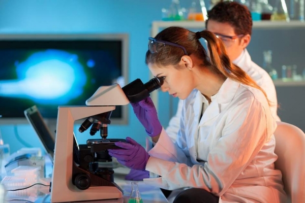 Dos técnicos de laboratorio analizan una muestra de ADN