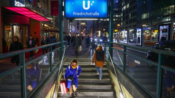 Entrada del metro en la calle Friedrichstrasse de Berlín, Alemania, el 8 de noviembre de 2024.