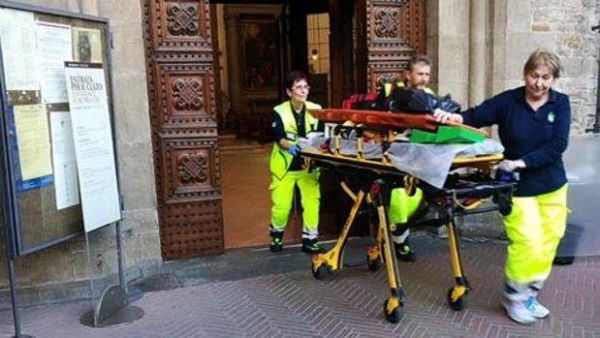 Un turista español de 52 años ha muerto esta tarde al caerle un trozo de piedra dentro de la basílica de la Santa Cruz