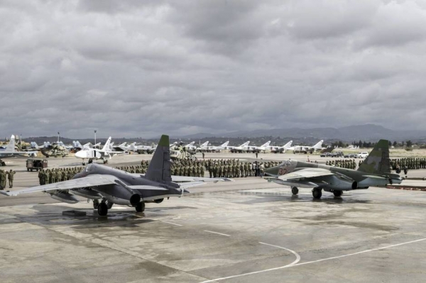 Soldados y cazas rusos y sirios durante una ceremonia en la base aérea de Khmeimin, en Siria.