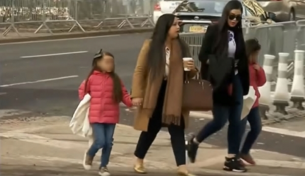 Las mellizas Emalí Guadalupe y María Joaquina, acompañadas de su madre Emma Coronel y la abogada boricua Mariel Colón durante una visita en la corte de Nueva York, antes de que le dictaran sentencia a &quot;El Chapo&quot;