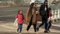 Las mellizas Emalí Guadalupe y María Joaquina, acompañadas de su madre Emma Coronel y la abogada boricua Mariel Colón durante una visita en la corte de Nueva York, antes de que le dictaran sentencia a &quot;El Chapo&quot;