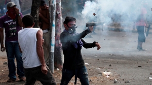 Un manifestante dispara un mortero casero contra la Policía antidisturbios en Managua (Nicaragua), el 21 de abril de 2018.