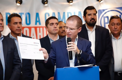 Aclara. Ricardo Anaya, líder del PAN, mostró en conferencia en Coahuila, uno de los boletos de avión “en clase turista&quot;.