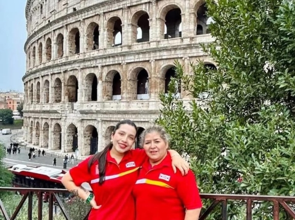Madre e hija dejan Oxxo, viajan a Europa y conquistan a los usuarios