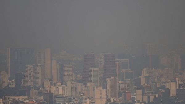 Vista de Ciudad de México bajo una nata de esmog.