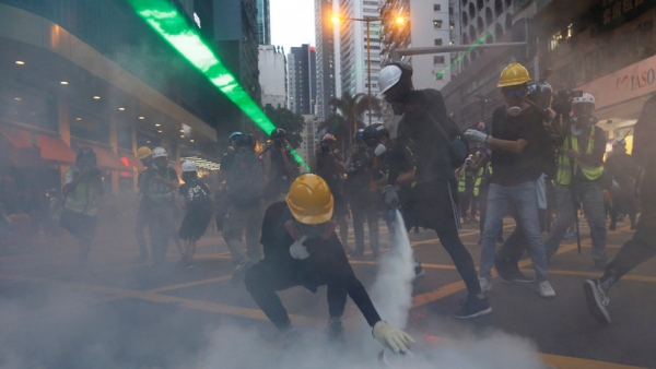 Manifestantes antigubernamentales durante un enfrentamiento con la Policía en el barrio de Wan Chai el 11 de agosto del 2019.