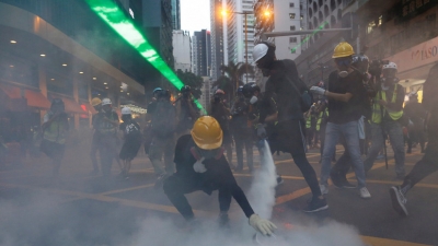 Manifestantes antigubernamentales durante un enfrentamiento con la Policía en el barrio de Wan Chai el 11 de agosto del 2019.