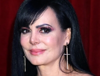 José Julián es hijo de la cantante Imelda Garza-Tuñón y Julián Figueroa.