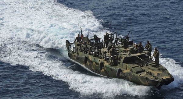 Irán detiene dos buques de las Fuerzas Navales de EEUU