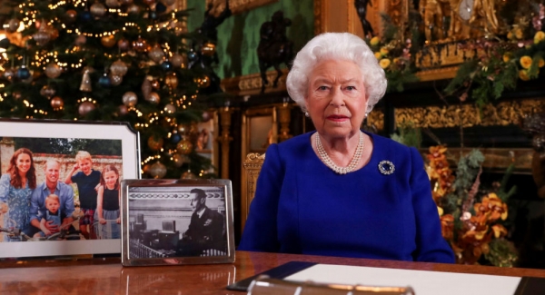 ¿Contiene un mensaje oculto la foto navideña de la reina Isabel II?