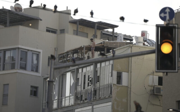 Un dron explosivo Samad-3 procedente de Yemen impacta en un apartamento de Tel Aviv, matando a un hombre y hiriendo a otros
