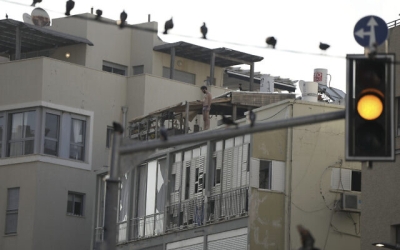 Un dron explosivo Samad-3 procedente de Yemen impacta en un apartamento de Tel Aviv, matando a un hombre y hiriendo a otros