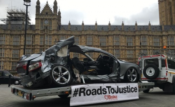 Los restos del auto en el que murió Joseph Brown-Lartey, a los 25 años
