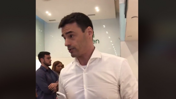 &quot;¡Esto es EE.UU.!&quot;: Arremete contra personas que hablan español en un bar en Nueva York (VIDEO)