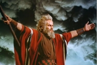 Charlton Heston como Moisés en la epopeya bíblica &quot;Los Diez Mandamientos&quot;.