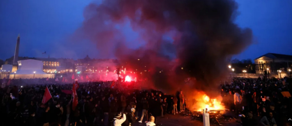 &quot;¡Luis XVI fue decapitado, con Macron podemos repetir!&quot;: Siguen las protestas en París contra la reforma de pensiones
