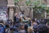 Turistas hacen fotos con la estatua de Julieta, Verona, Italia.