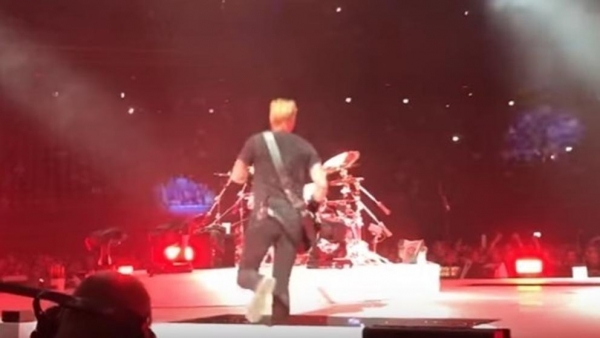James Hetfield, a punto de caer en un agujero del escenario durante un concierto de Metallica