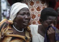 Ciudad fronteriza de Uganda se prepara para enterrar a las víctimas de la masacre rebelde que dejó 42 muertos, en su mayoría estudiantes
