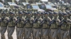 Militares serbios durante ejercicios en la base aérea de Batajnica cerca de Belgrado, el 22 de abril de 2023.