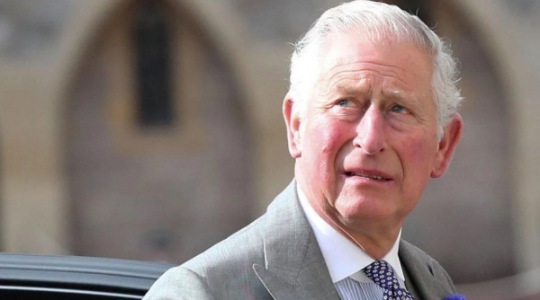 El coronavirus llegó a la realeza británica.