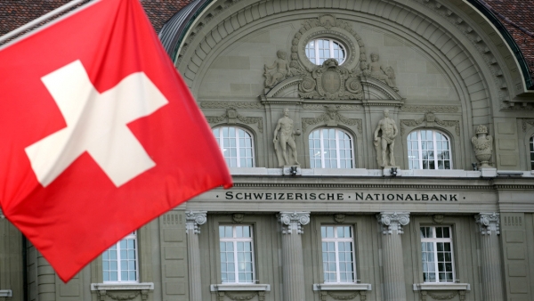 Una bandera suiza se muestra frente al Banco Nacional Suizo (SNB) en Berna, Suiza, el 2 de mayo de 2019.