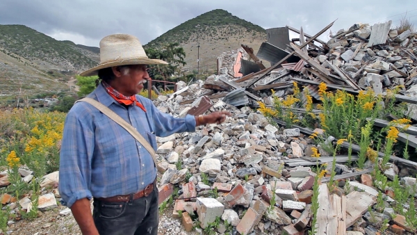 Roberto de la Rosa muestra los escombros tras el derrumbe de casas promovido por el gobierno de Zacatecas.