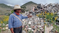 Roberto de la Rosa muestra los escombros tras el derrumbe de casas promovido por el gobierno de Zacatecas.
