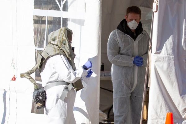 Enfermeros en Massachusetts atienden pacientes con coronavirus.