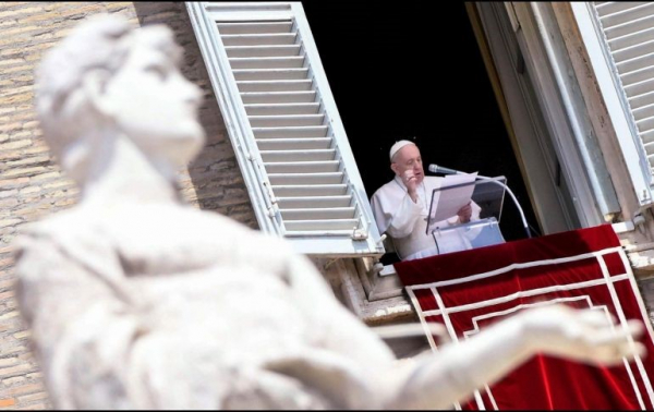 El Vaticano no ha informado oficialmente sobre qué tipo de problema tiene el Pontífice, aunque algunas fuentes indican que padece de una artritis crónica.
