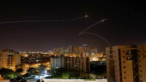 El sistema de defensa aérea Cúpula de Hierro lanza misiles para interceptar los proyectiles lanzados desde Gaza, Ascalón (Israel), el 4 de mayo de 2019.