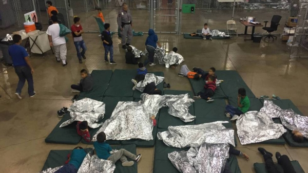 Niños inmigrantes en un centro de detención en McAllen este junio.
