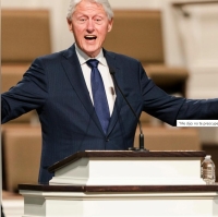 &quot;Me dijo: no te preocupes, soy estéril, después de que abusó de mi&quot;: Afirma víctima de Bill Clinton en Twitter