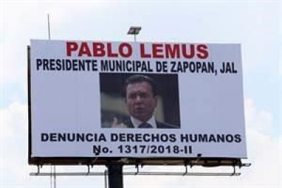 En las lonas no se especifica si se trata de una queja ante la Comisión Nacional o Estatal de Derechos Humanos, ni la violación que habría cometido el Alcalde.
