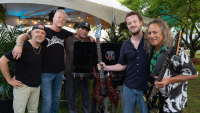 El actor Joseph Quinn acompañado de los integrantes de la banda Metallica.
