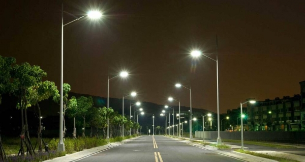 El engaño de las luminarias de Led en las ciudades: así perjudica tu salud la luz azulada