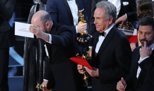 Jordan Horowitz, productor de &#039;La la Land&#039;, corrige a Warren Beatty y muestra el cartón que da a &#039;Moonlight&#039; el oscar a Mejor Película