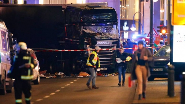 El camión que ha atropellado a varias personas en un mercado navideño en Berlín.