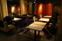 Cuatro personas duermen en un McDonald&#039;s de Hong Kong.