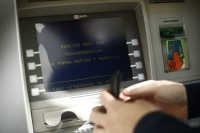 España: Detenida una empleada de banco por gastar 1,3 millones de la cuenta de un cliente